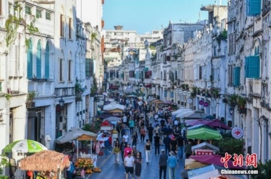 圖為?？隍T樓老街游客如織。 <a target='_blank' href='/' ><p align=