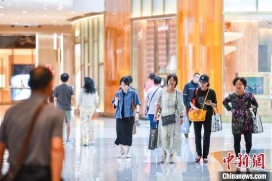 圖為顧客在cdf?？趪?guó)際免稅城內(nèi)選購(gòu)商品。<a target='_blank' href='/' ><p align=