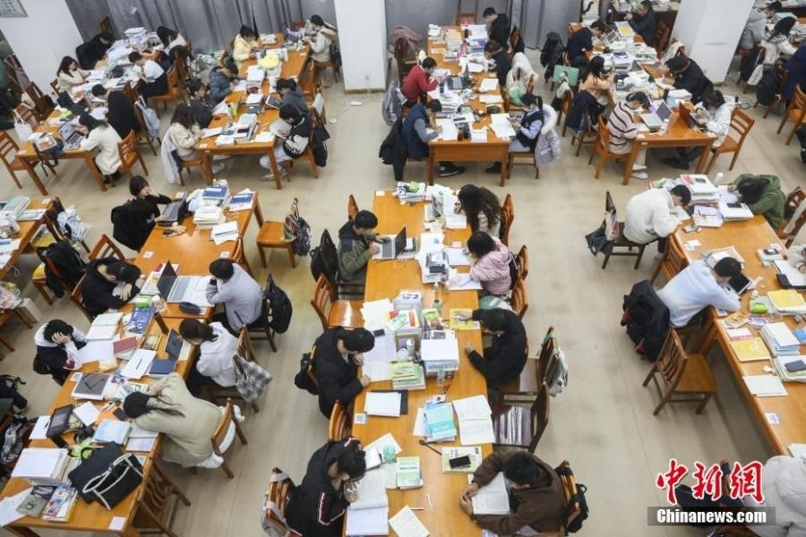 資料圖：眾多考研學(xué)生在南昌大學(xué)圖書館的自習(xí)室內(nèi)復(fù)習(xí)備考。劉力鑫 攝