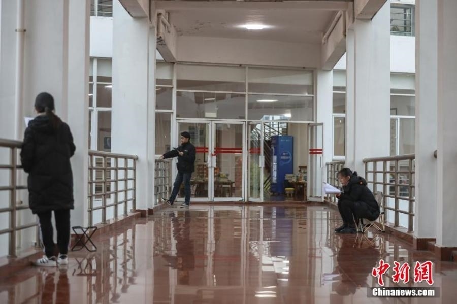 資料圖：幾位考研學(xué)生在南昌大學(xué)教學(xué)樓的天橋上復(fù)習(xí)備考。劉力鑫 攝