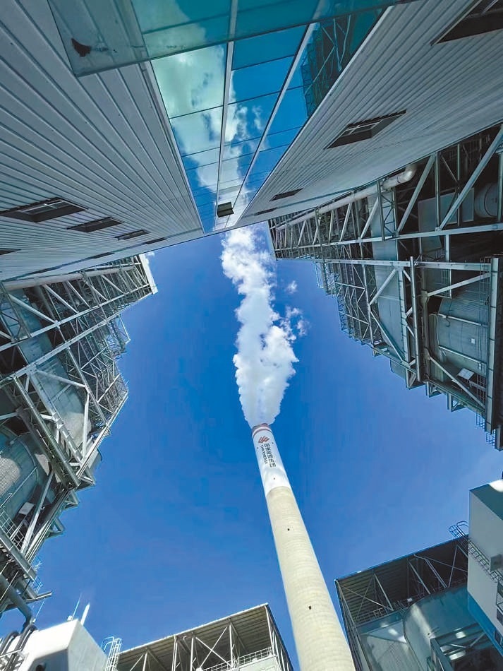  綠色低碳 近日，來自10余個國家的國際青年跟隨“世界青年能源行”活動走進(jìn)國家能源集團(tuán)江蘇泰州電廠。作為亞洲最大火電二氧化碳捕集、利用與封存項目，該項目每年可捕集消納二氧化碳50萬噸。 美國籍演員、主持人 史蒂文·韋德斯攝 “走在電廠里，體驗各種高科技，真切感受到中國在清潔能源方面發(fā)展迅速，許多技術(shù)走在了世界前列?！? /></p> <p style=