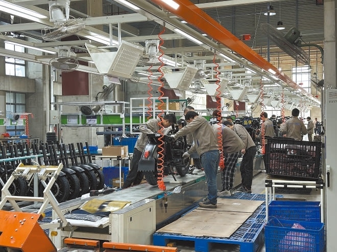  產(chǎn)業(yè)領(lǐng)跑 在長三角一體化發(fā)展格局下，新能源制造業(yè)通過產(chǎn)業(yè)集群協(xié)同發(fā)展，形成現(xiàn)代化產(chǎn)業(yè)體系。圖為位于江蘇常州市的比亞迪工廠內(nèi)，工作人員正在組裝銷往非洲國家的電動摩托車。 拉丁美洲通訊社古巴籍?dāng)z影記者 朗尼·洛佩茲（中文名羅帥）攝