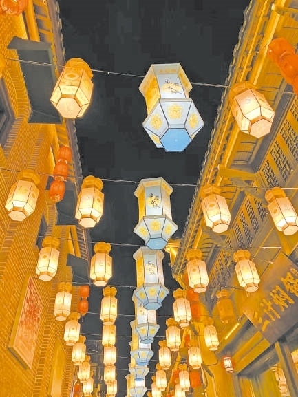  古城新韻 位于安徽安慶市安慶古城的倒扒獅歷史文化街區(qū)依江而建，在保留歷史建筑的同時，引入產(chǎn)業(yè)新業(yè)態(tài)，激發(fā)歷史文化街區(qū)活力，吸引了眾多游客前來游玩。 韓國籍視頻博主 金峻范攝