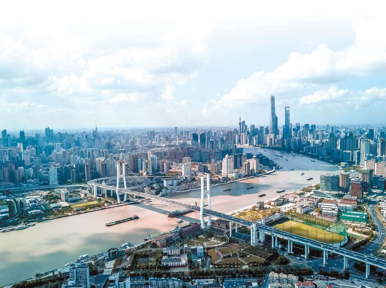  潮起東方 上海黃浦江兩岸高樓林立，風(fēng)光無限。近年來，上海以開放創(chuàng)新之姿，謀劃推動高質(zhì)量發(fā)展，奮力開創(chuàng)長三角一體化新局面。 德國籍導(dǎo)演、建筑師、攝影師 馬克·西格蒙德攝 “起初，我被東方古國的悠久歷史文化吸引來到中國。在上海生活的10多年間，我見證了這座城市的發(fā)展歷程，也感受到它兼具傳統(tǒng)與現(xiàn)代的獨特魅力。”