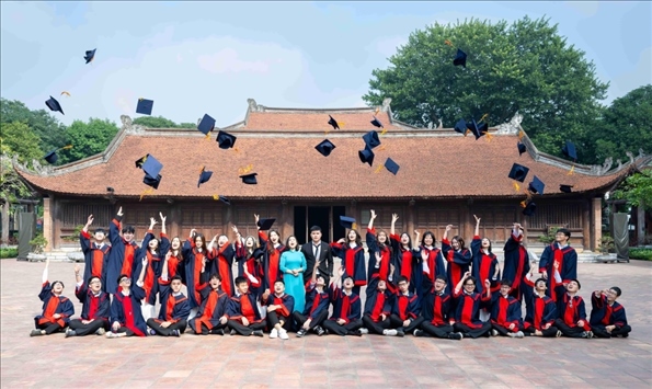 12月9日，越南首都河內(nèi)一所高中的學(xué)生在文廟內(nèi)合影留念。