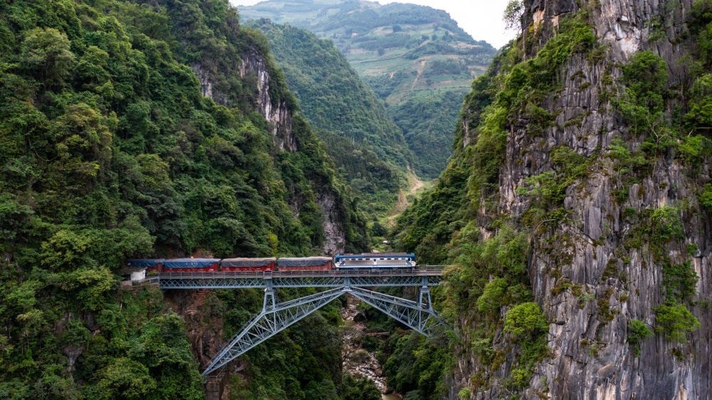 2023年6月20日，一列火車駛過人字橋。