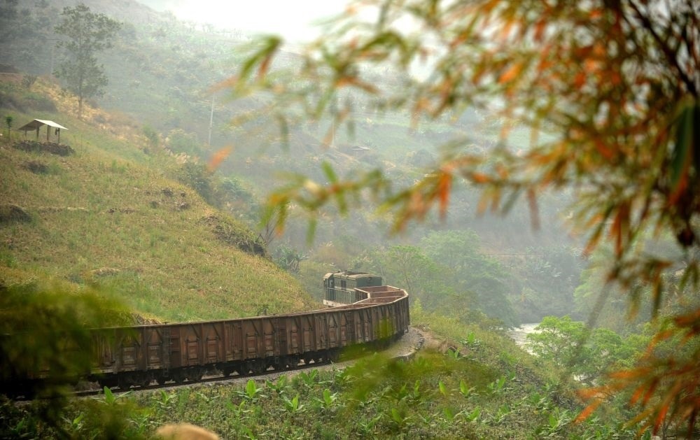 這是行駛在滇越鐵路云南省屏邊縣境內(nèi)的貨運(yùn)列車（2012年3月9日攝）。