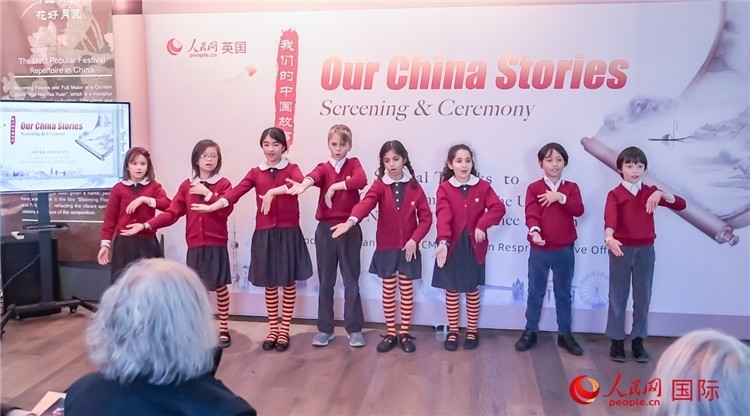 肯辛頓韋德預(yù)備學(xué)校小學(xué)生表演。人民網(wǎng) 郭錦標(biāo)攝