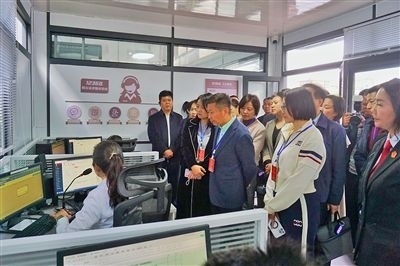  在昆明中院訴前調(diào)解工作室內(nèi)，代表們觀摩法官線上調(diào)解。