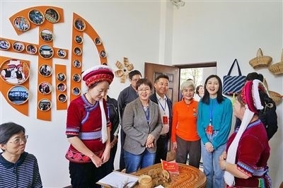  在大理法院喜洲法庭，代表們與“金花調(diào)解員”共同探討民族特色調(diào)解工作方法。