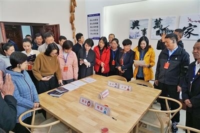  在劍川法院家事調(diào)解室內(nèi)，該院制作的《離婚證明書》引起了代表們的關(guān)注。