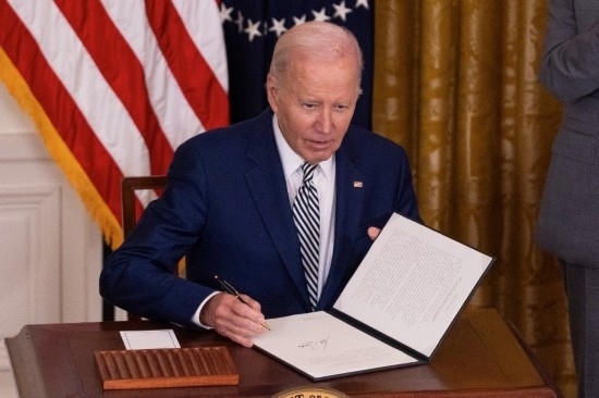 10月30日，美國總統(tǒng)拜登在華盛頓白宮簽署人工智能監(jiān)管行政令。新華社發(fā)（亞倫攝）