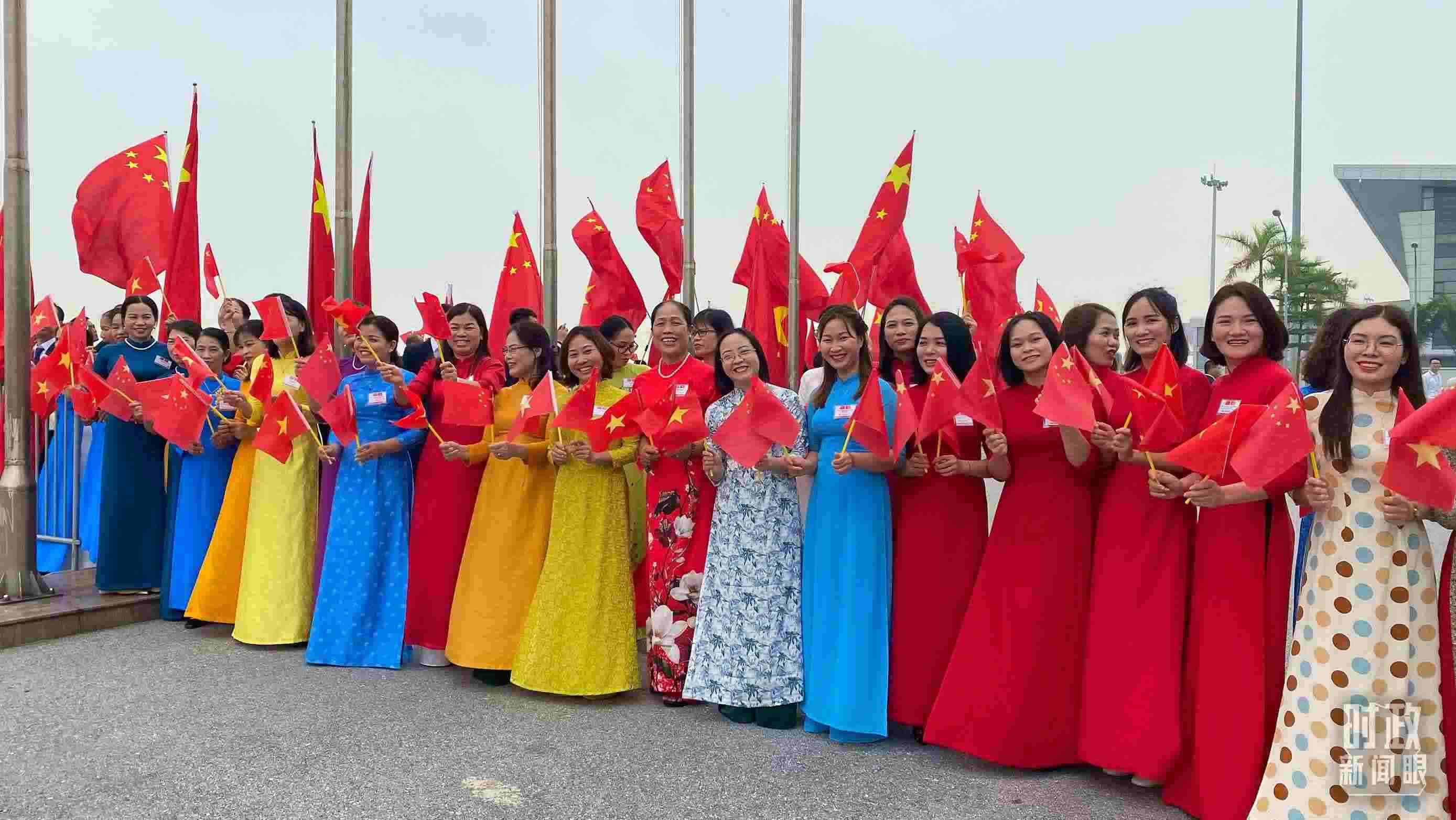 △專機(jī)抵達(dá)前，400多名中越各界代表手持兩黨兩國旗幟翹首以盼。（總臺央視記者李增仁拍攝）