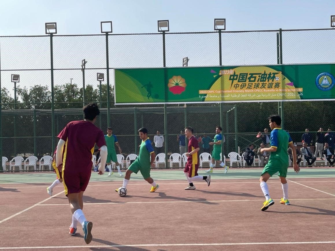 12月14日，中國石油（伊拉克）魯邁拉片區(qū)舉辦公共開放日和足球友誼賽。中國石油工程建設(shè)有限公司魯邁拉項目代表隊與巴士拉大學代表隊進行了比賽，巴士拉大學代表隊獲勝。文學軍攝