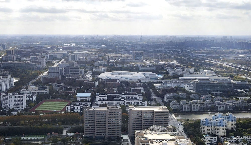 這是2023年11月25日在上海浦東新區(qū)張江科學城拍攝的形如鸚鵡螺的大科學裝置上海光源（中）（無人機照片）。新華社記者 方喆 攝