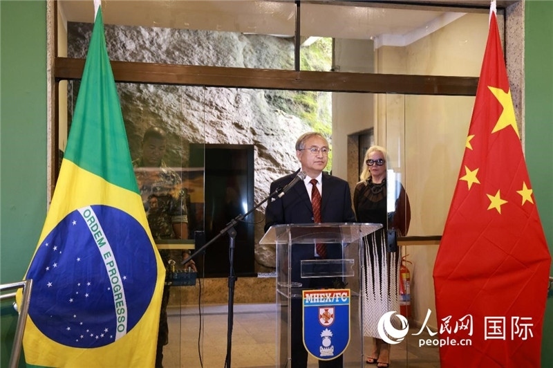 中國攝影家協(xié)會駐會副主席鄭更生在攝影展開幕式上致辭。 人民網(wǎng)記者 陳海琪攝