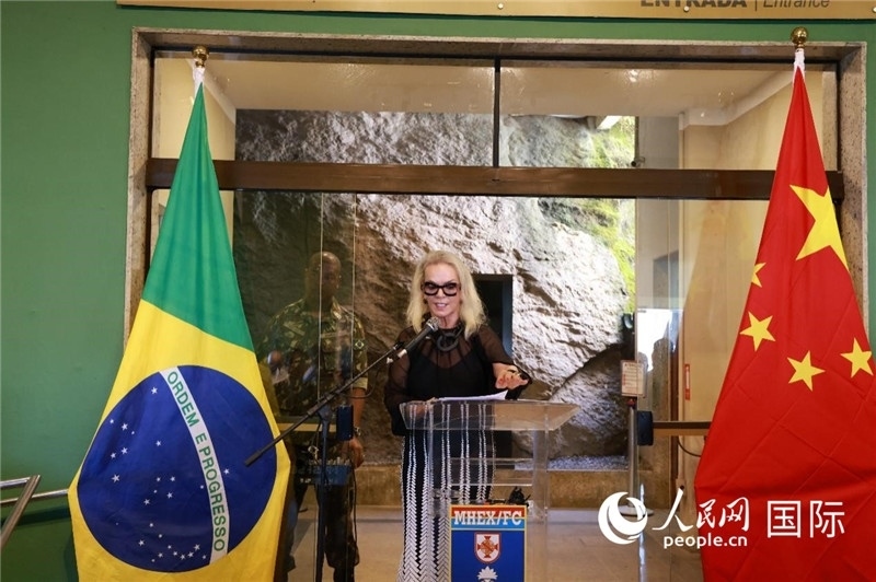 山河文化促進中心執(zhí)行總裁瑪西婭·梅爾基奧爾在攝影展開幕式上致辭。 人民網(wǎng)記者 陳海琪攝