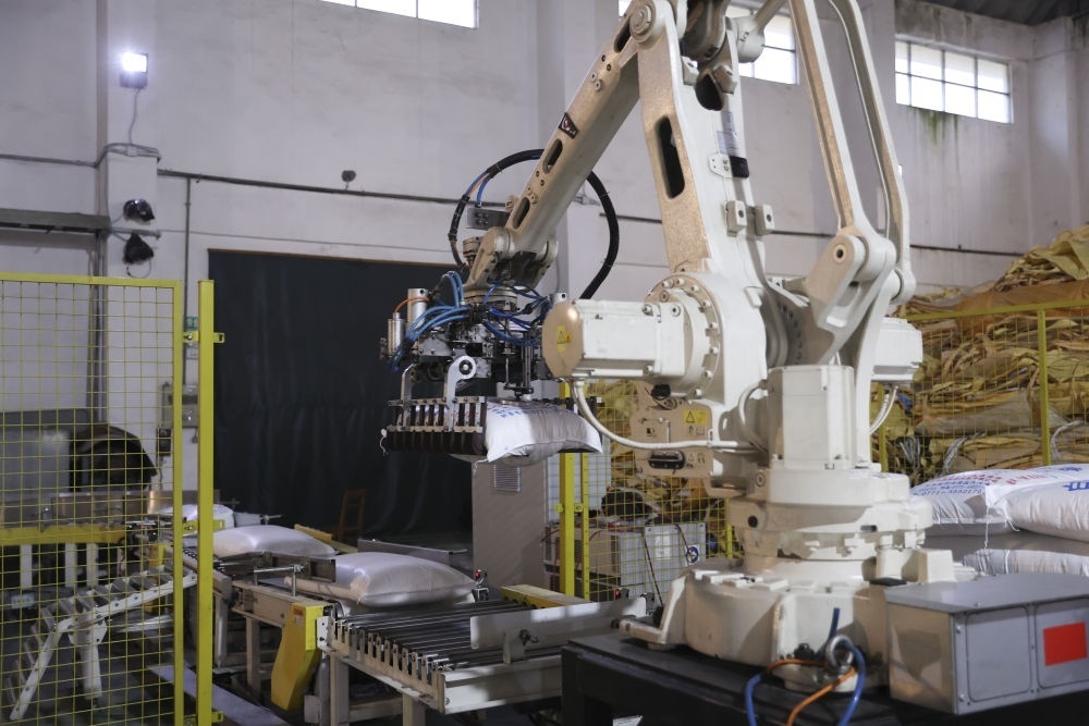 12月14日，在廣西來賓東糖鳳凰有限公司，機(jī)械臂在廠房碼放白砂糖成品。