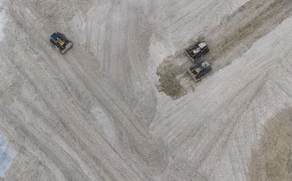 12月12日，在廣西湘桂華糖制糖集團(tuán)來賓紙業(yè)有限責(zé)任公司，工作人員在整理蔗渣（無人機(jī)照片）。