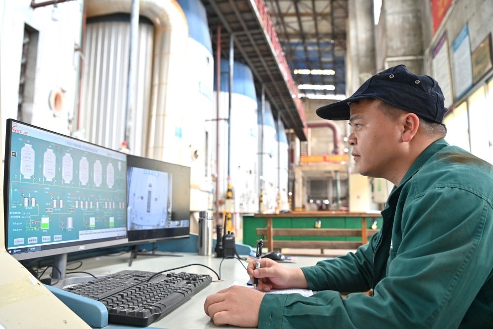 12月12日，工作人員在廣西來賓小平陽湘桂制糖有限公司監(jiān)控蒸發(fā)系統(tǒng)。