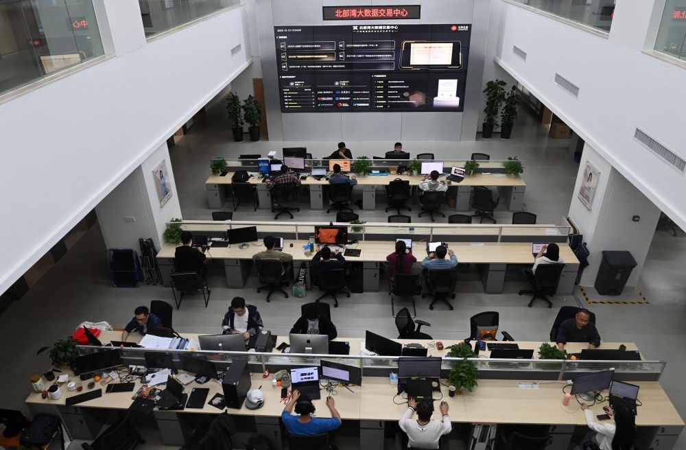 中國(guó)—東盟信息港員工在工作中。