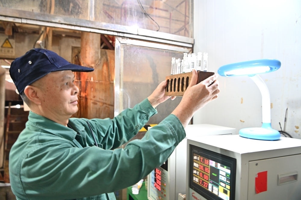 12月12日，廣西來賓小平陽湘桂制糖有限公司的工作人員在檢測糖漿樣品。