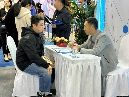 沈陽招聘會現(xiàn)場。人民網(wǎng)記者 尹柏寒?dāng)z