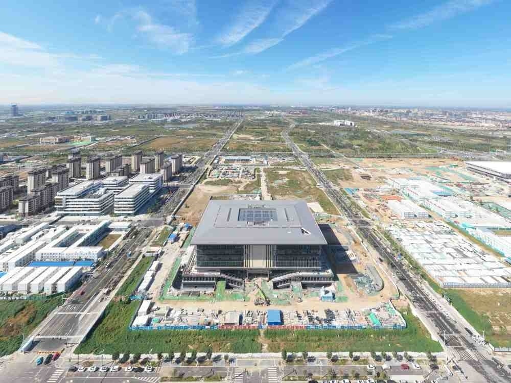這是雄安新區(qū)大學(xué)園圖書館（2023年10月1日攝，無(wú)人機(jī)照片）。新華社記者 朱旭東 攝