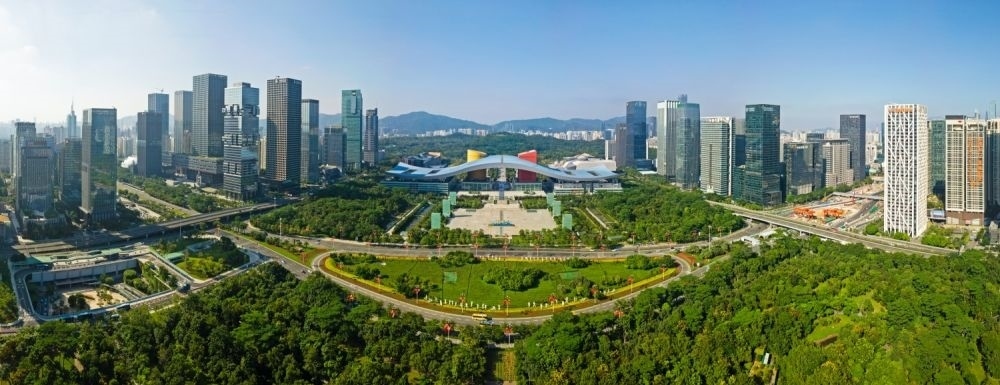 這是在廣東省深圳市拍攝的深圳市民中心和蓮花山公園一線（2020年10月2日攝，無(wú)人機(jī)照片）。新華社記者 梁旭 攝