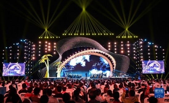 12月16日拍攝的第五屆海南島國(guó)際電影節(jié)開(kāi)幕式現(xiàn)場(chǎng)。