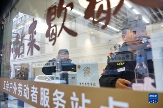 12月16日，戶外工作者在浙江省嘉興市南湖區(qū)丁家橋社區(qū)個性化“惠工小站”休息。