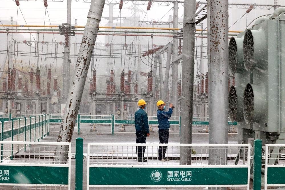 △國(guó)網(wǎng)壽光市供電公司變電運(yùn)維人員在檢查變電站積雪情況。