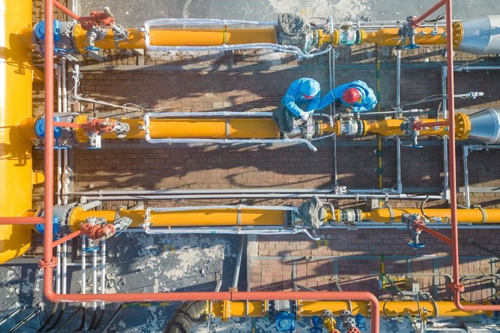 12月17日，黑龍江省哈爾濱市中慶燃?xì)庥邢挢?zé)任公司成高子門站的工作人員在進(jìn)行設(shè)備巡檢，保障燃?xì)夤?yīng)（無人機(jī)照片）。 新華社記者 張濤 攝