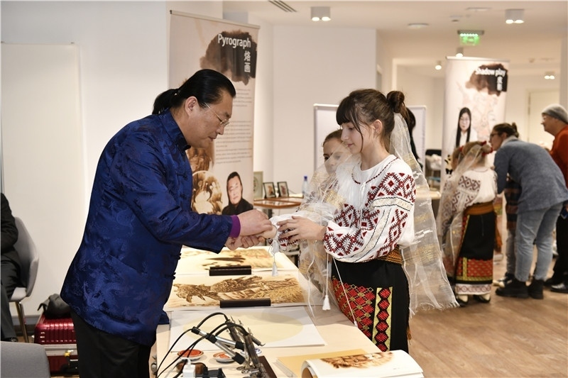 圖為羅馬尼亞小學(xué)生在現(xiàn)場(chǎng)體驗(yàn)烙畫。 布加勒斯特中國(guó)文化中心供圖