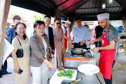 嘉賓現(xiàn)場觀摩。阿聯(lián)酋上?？偵虝咄l(xiāng)會供圖