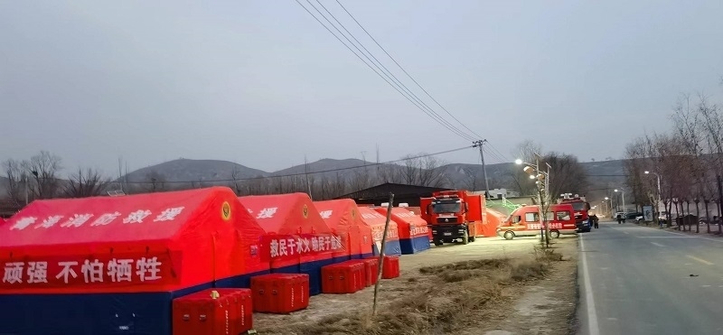 救災隊員現(xiàn)場扎起了帳篷。王梅攝。