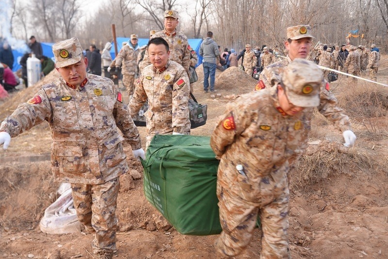 救援人員正在現(xiàn)場緊急搬運物資。賀勇攝。