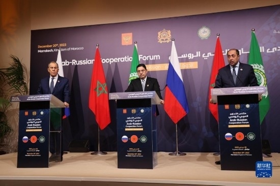 12月20日，在摩洛哥南部城市馬拉喀什舉行的第六屆阿拉伯-俄羅斯合作論壇主議程結(jié)束后，俄羅斯外交部長(zhǎng)拉夫羅夫、摩洛哥外交大臣布里達(dá)、阿拉伯國(guó)家聯(lián)盟（阿盟）副秘書(shū)長(zhǎng)胡薩姆·扎基（從左至右）出席記者會(huì)。新華社記者霍晶攝