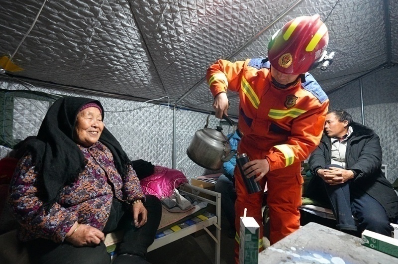 村民龔尕芳與消防員交流。賀勇攝。