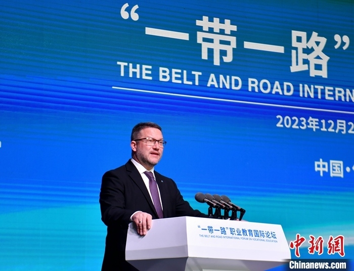 圖為活動現(xiàn)場歐洲議會交通旅游委員會副主席烏伊海依·伊什特萬致辭。 中新社記者 韓冰 攝