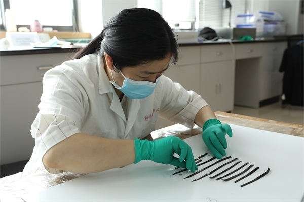 考古工作者正給竹簡(jiǎn)排序。國(guó)家文物局供圖