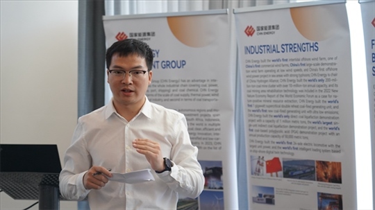 龍?jiān)垂敬戆l(fā)言致辭。 人民網(wǎng) 張茜攝