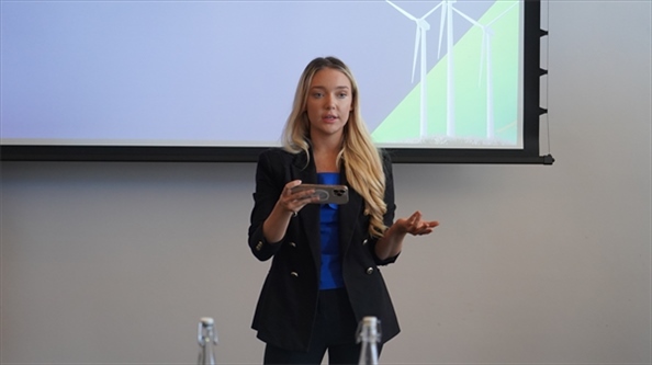 南非駐亞洲和金磚國(guó)家無任所大使蘇克拉爾代表吉娜·布朗發(fā)言。 人民網(wǎng) 張茜攝