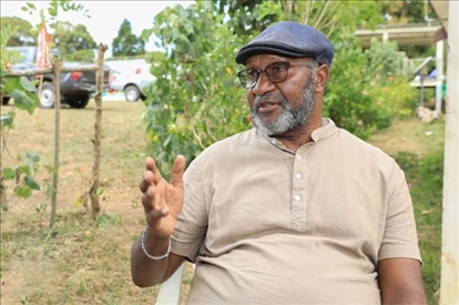 2023年12月18日，瓦努阿圖共和國(guó)總理夏洛特·薩爾維在瓦努阿圖公路項(xiàng)目二期馬勒庫(kù)拉段的移交儀式現(xiàn)場(chǎng)接受人民網(wǎng)采訪。人民網(wǎng) 賀吉攝