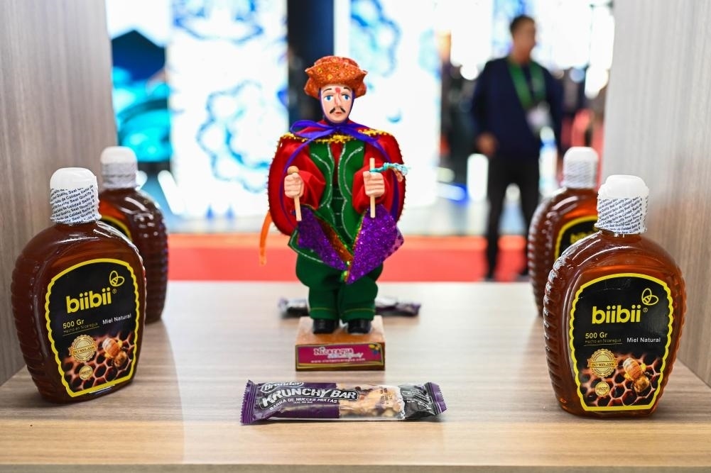 2023年11月8日在第六屆進博會上拍攝的尼加拉瓜蜂蜜產品。