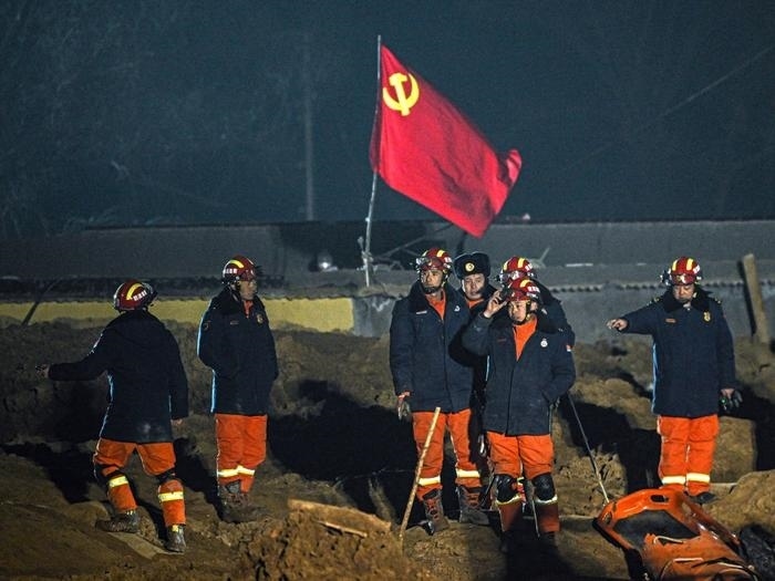 2023年12月21日，救援隊(duì)員在青海省海東市民和回族土族自治縣中川鄉(xiāng)金田村現(xiàn)場救援。新華社記者 張龍 攝