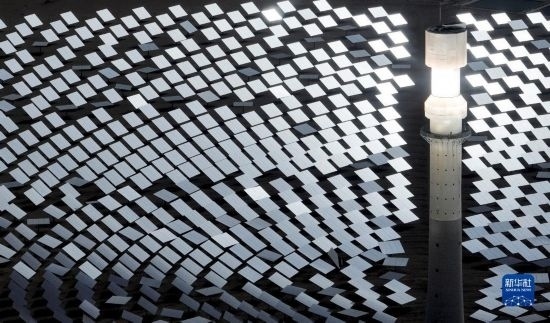 這是2023年6月11日在青海省海西蒙古族藏族自治州格爾木市拍攝的一座光熱電站（無人機(jī)照片）。 新華社記者 張宏祥 攝