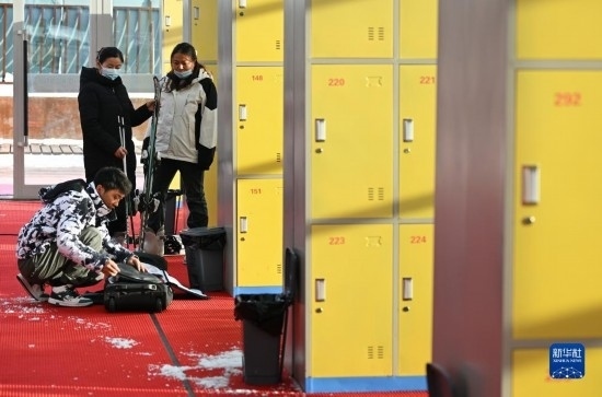 12月21日，游客在滑雪服務大廳整理滑雪裝備。