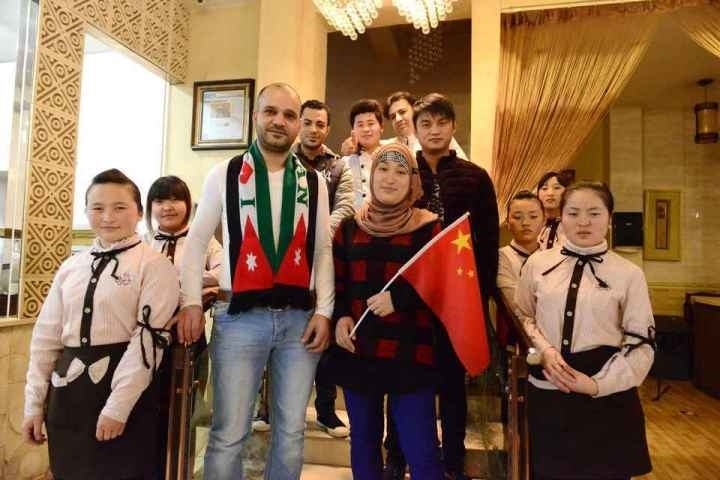 穆罕奈德夫婦與餐廳員工合影。共享聯(lián)盟·義烏 呂斌 攝