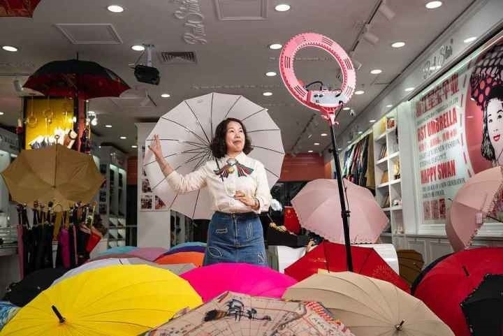在義烏打拼了27年的商戶張吉英，正通過(guò)直播銷售雨傘。義烏市委宣傳部供圖